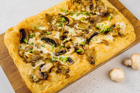 Пицца с грибами. сыром моцарелла и зеленым луком