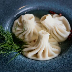 Хинкали с семгой в бульоне