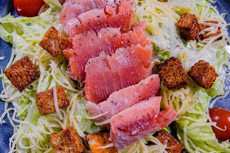 Салат Цезарь с семгой