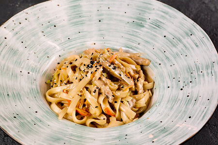 Удон с курицей и грибами