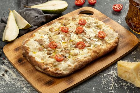 Римская пицца с горгонзолой и грушей