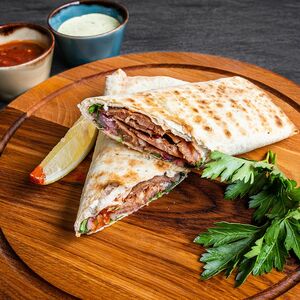 Ролл из говяжьей вырезки в лаваше