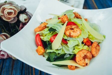 Салат Цезарь с креветками