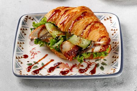 Круассан с угрем