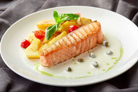 Филе лосося под бархатным соусом