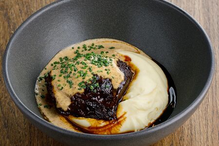 Говяжьи щечки с картофельным пюре и трюфельным соусом