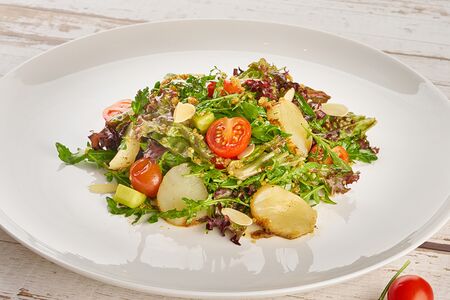 Салат с гребешком и киноа