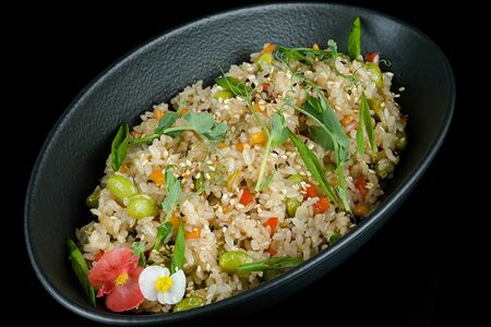 Чесночный рис с овощами