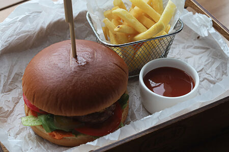 Бургер с говяжьей котлетой