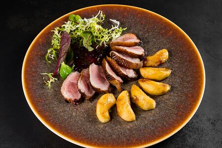 Утиная грудка с печеным яблоком