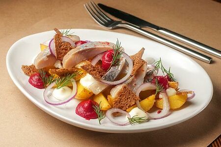 Селедочка с обжаренным картофелем черри