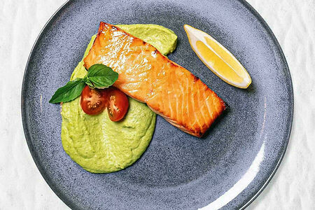 Лосось на подушке из пюре зеленого горошка