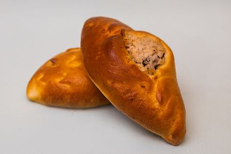 Пирожок с курицей и шампиньонами