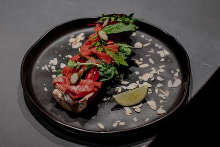 Брускетта с семгой с соусом авокадо