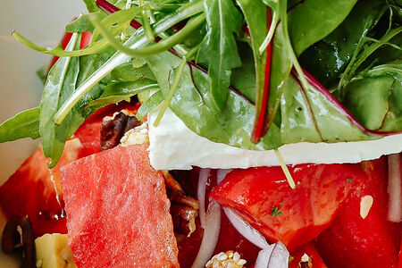 Салат с арбузом, фетой и авокадо