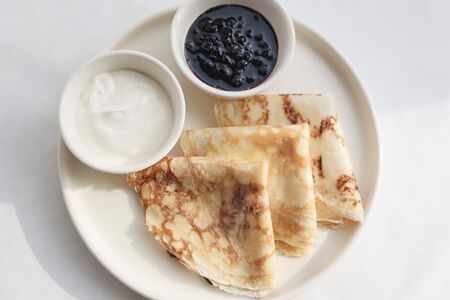 Блины со сметаной и вареньем