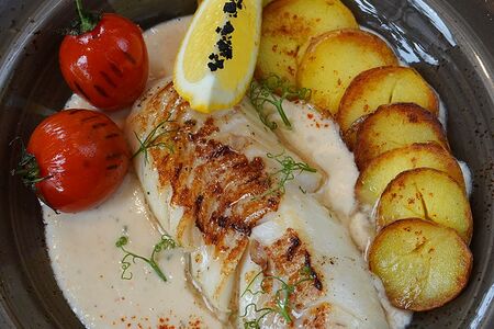 Мурманская треска со сливочно-винным соусом и овощами