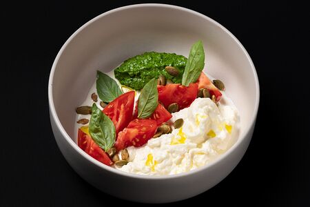 Томаты и страчателла с соусом песто