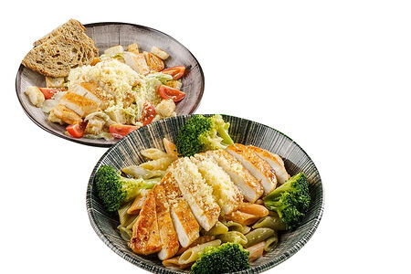Комбо Пенне с куриным филе и брокколи с салатом Цезарь из курицы