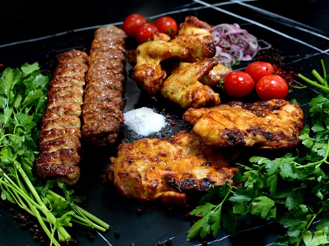 Шашлык из куриных крылышек. Шашлык на углях реутов дзержинского. Мясо на углях 24 реутов. На углях 24 реутов. Шашлык в лепешке.