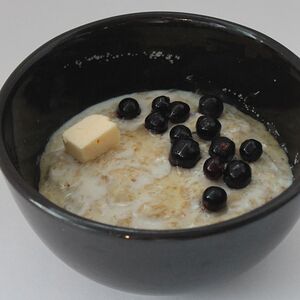 Каша овсяная со смородиной и медом