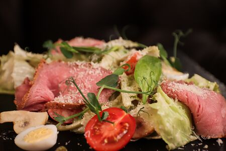 Теплый салат с ростбифом