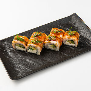 Сливочный ролл с тигровой креветкой и соусом пад-тай