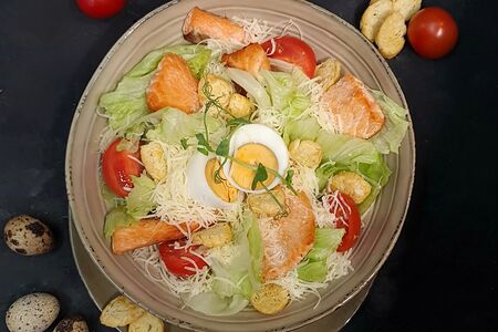 Салат Цезарь с лососем