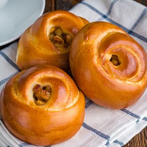 Булочка с яблоком и изюмом