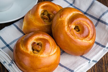 Булочка с яблоком и изюмом