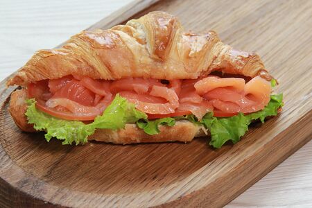 Круассан с лососем