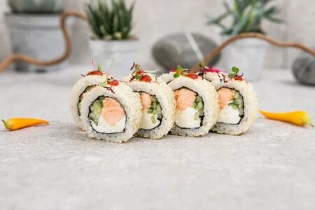 Филадельфия с жареным лососем и соусом шрирача