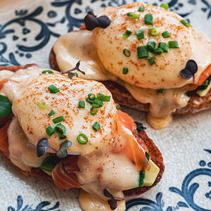 Яйца Бенедикт с лососем и авокадо