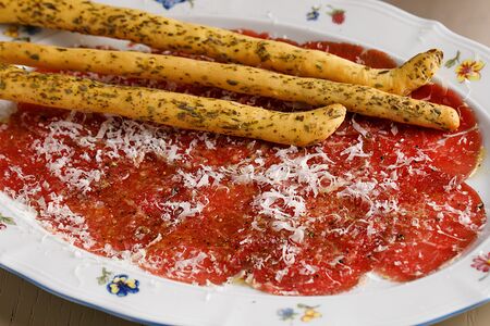 Карпаччо из говядины с гриссини