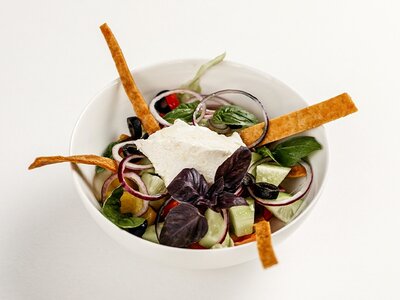 Греческий салат с тостадос