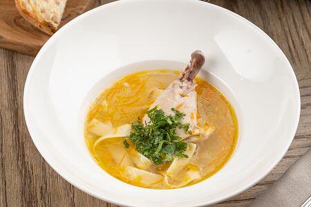 Легкий бульон с куриной ножкой и домашней лапшой