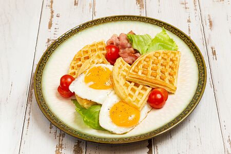Вафли с беконом и яйцом