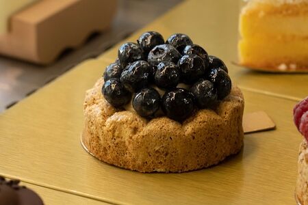 Тарталетка миндальная с голубикой