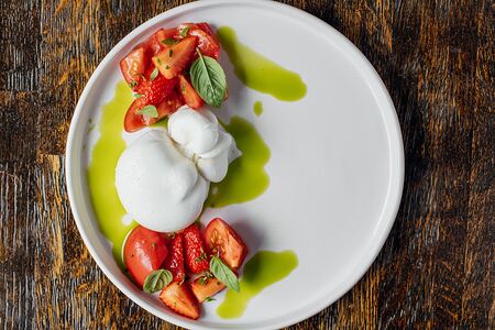 Буррата с клубникой и томатами