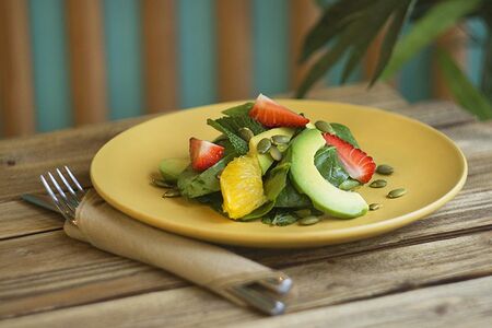 Салат из авокадо, апельсина, клубники и молодого шпината