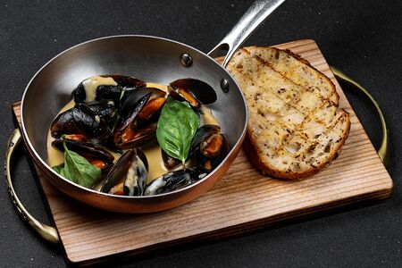 Мидии в сырном соусе