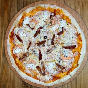 С креветками и вялеными томатами на тонком тесте