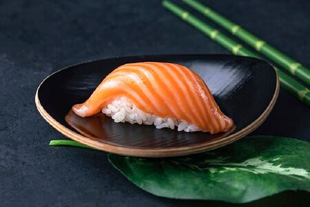 Суши лосось