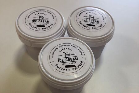 Йогурт с вишней