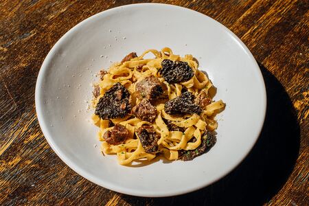 Домашняя паста со щекой и сморчками