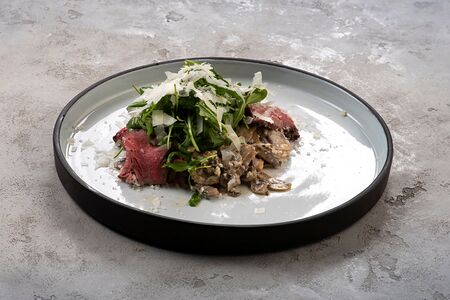 Фирменный с ростбифом, тёплыми шампиньонами и трюфельным маслом