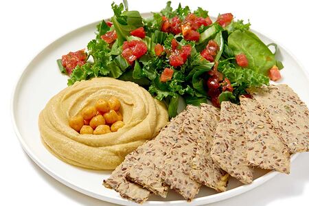 Хумус с крекерами