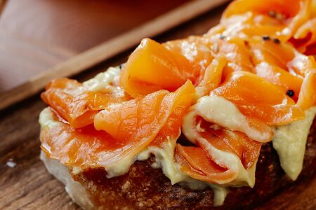 Авокадо-тост с лососем