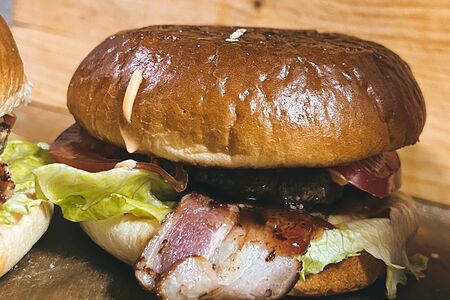 Бургер с говядиной и брусничным соусом