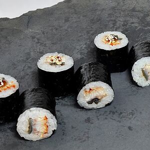 Маки с угрем